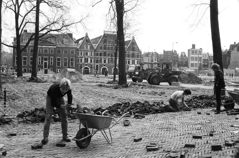 Gedeelte van Waterlooplein wordt bestraat voor parkeerterrein, Bestanddeelnr 930-7658