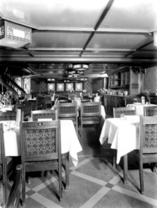 Gedekte tafels in de eetzaal van een schip, Bestanddeelnr 189-1026