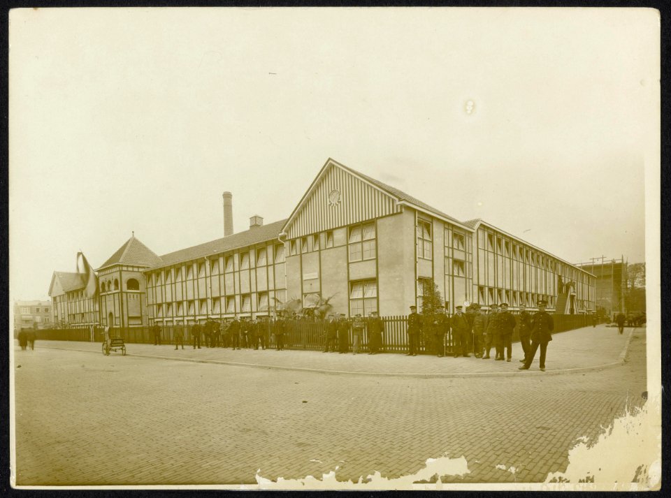 Geïnterneerde Engelse militairen voor Townley Hall in de Bachmanstraat te Den Ha, Bestanddeelnr 158-1242