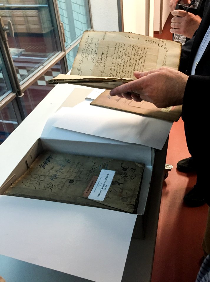 Geöffnete Kiste mit Archivgut - Sächsisches Staatsarchiv Dresden 2
