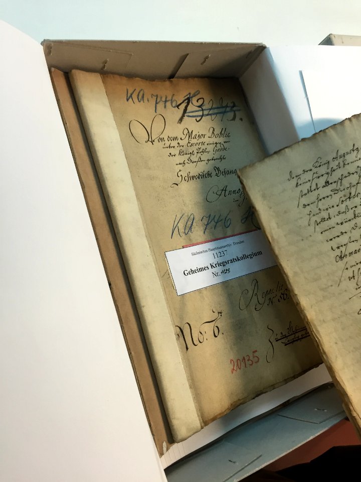 Geöffnete Kiste mit Archivgut - Sächsisches Staatsarchiv Dresden 5