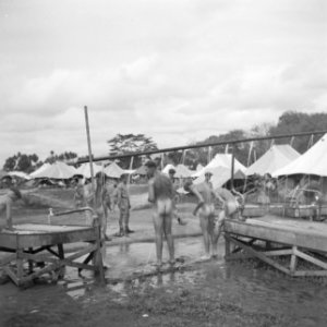 Geïmproviseerde douches in het Tiger Lane Camp bij Ipoh, Bestanddeelnr 255-8377