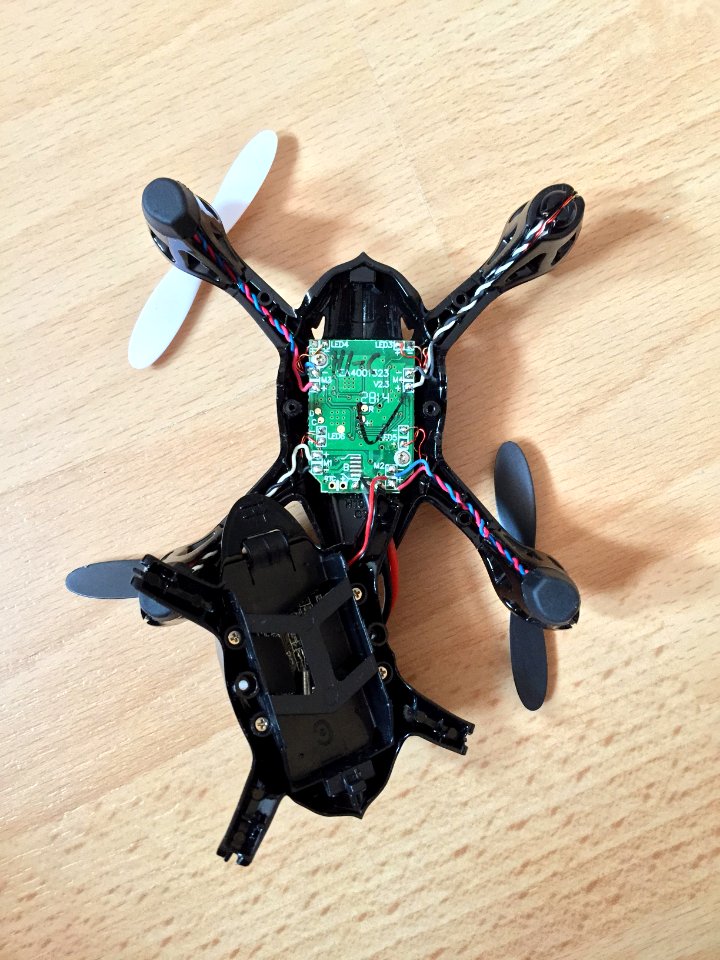 Geöffneter Quadrocopter Hubsan x4 h107c
