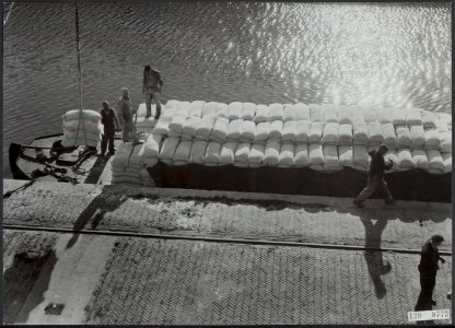 Geallieerde hulp voor Nederland. Dekschuiten varen op en neer tussen de gealliee, Bestanddeelnr 120-0772