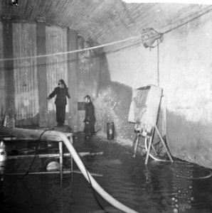 Gedeelte Coentunnel onder water, brandweerlieden bij het lek, Bestanddeelnr 918-1359