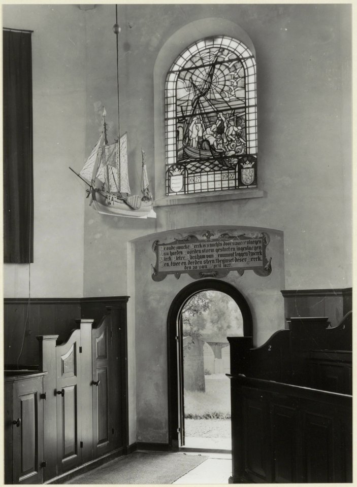 Gedeelte van het interieur van de Nederlands Hervormde Kerk in Spaarndam bij de uitgangt naar het kerkhof. NL-HlmNHA 54004673
