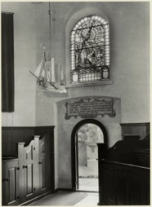Gedeelte van het interieur van de Nederlands Hervormde Kerk in Spaarndam bij de uitgangt naar het kerkhof. NL-HlmNHA 54004673