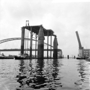 Gedeelte booreiland naar Schiedam versleept, Bestanddeelnr 918-1763