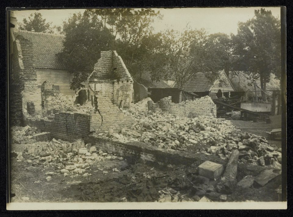 Gebombardeerde woning boerderij., Bestanddeelnr 158-1333