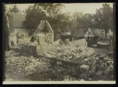 Gebombardeerde woning boerderij., Bestanddeelnr 158-1333
