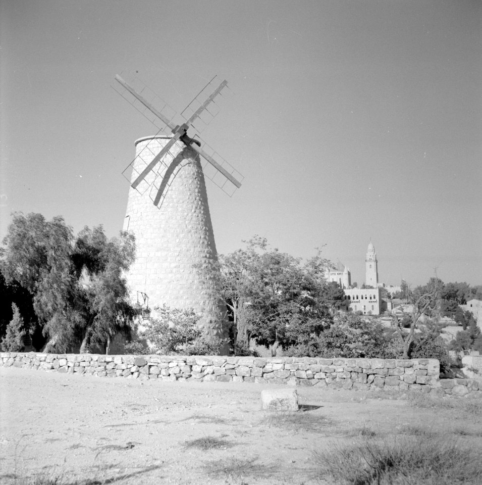 Gebied voor de oude stad met een molen in het landschap, Bestanddeelnr 255-2296