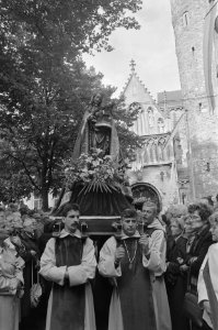Gebedsdienst Paus J. P. II op groot projectiescherm voor Onze Lieve Vrouwebasiliek, Bestanddeelnr 934-0056