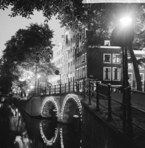 GEB in Amsterdam de stads-illuvinatie ontstoken, een avondopname van de Prinseng, Bestanddeelnr 916-5344