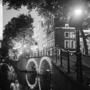 GEB in Amsterdam de stads-illuvinatie ontstoken, een avondopname van de Prinseng, Bestanddeelnr 916-5342