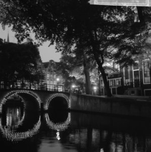 GEB in Amsterdam de stads-illuvinatie ontstoken, een avondopname van de Prinseng, Bestanddeelnr 916-5345