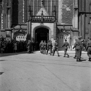 Geallieerde militairen worden afgemarcheerd naar de Nieuwe Kerk te Amsterdam, Bestanddeelnr 900-3157