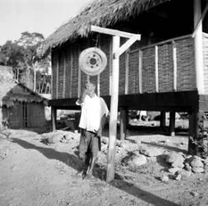Geïmproviseerde gong in een dorp bij Brokopondo, Bestanddeelnr 252-5143