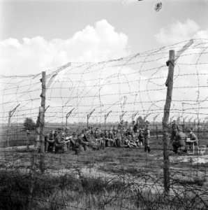 Geïnterneerden achter de prikkeldraadversperring, Bestanddeelnr 900-3437