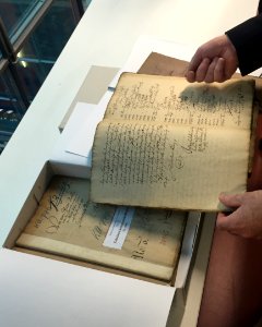 Geöffnete Kiste mit Archivgut - Sächsisches Staatsarchiv Dresden 4