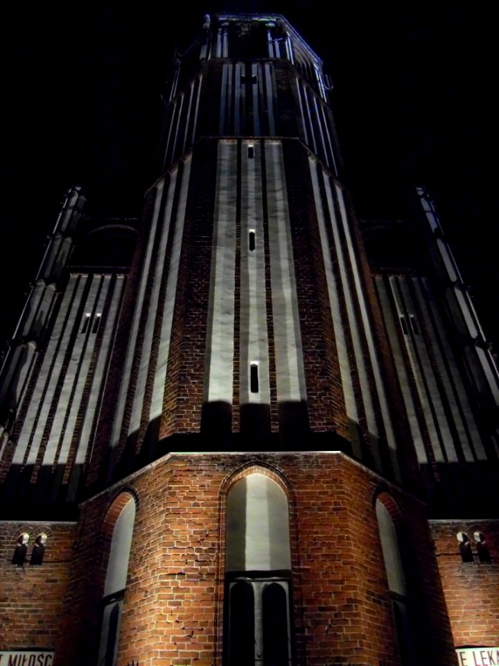 Gdańsk Oliwa kościół Matki Bożej Królowej Korony Polskiej – noc (3)