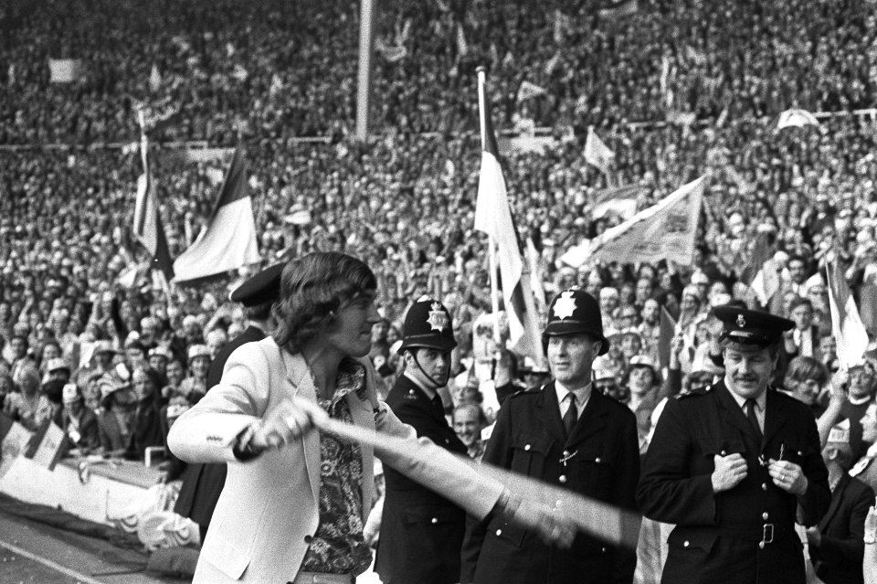 Geblesseerde Ruud Krol (met stok) komt het veld op Engelse bobby's kijken toe, Bestanddeelnr 924-6094
