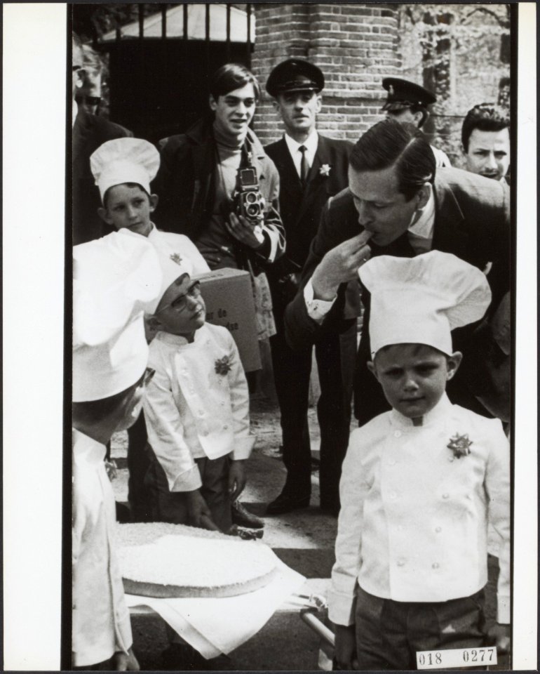 Geboorte prins Willem-Alexander Prins Claus krijgt beschuit met muisjes aangebo, Bestanddeelnr 018-0277B