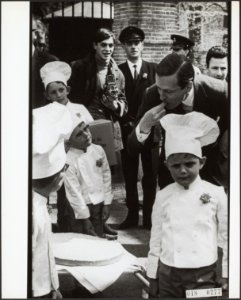 Geboorte prins Willem-Alexander Prins Claus krijgt beschuit met muisjes aangebo, Bestanddeelnr 018-0277B