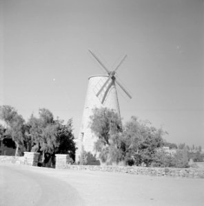 Gebied voor de oude stad met een molen in het landschap, Bestanddeelnr 255-2297