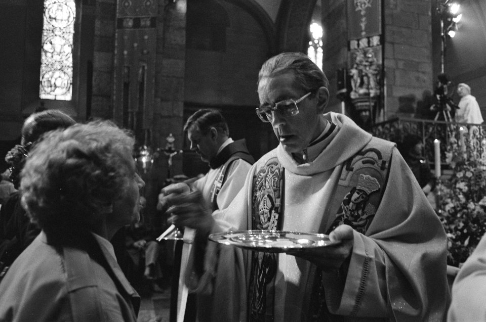 Gebedsdienst Paus J. P. II op groot projectiescherm voor Onze Lieve Vrouwebasili, Bestanddeelnr 934-0055