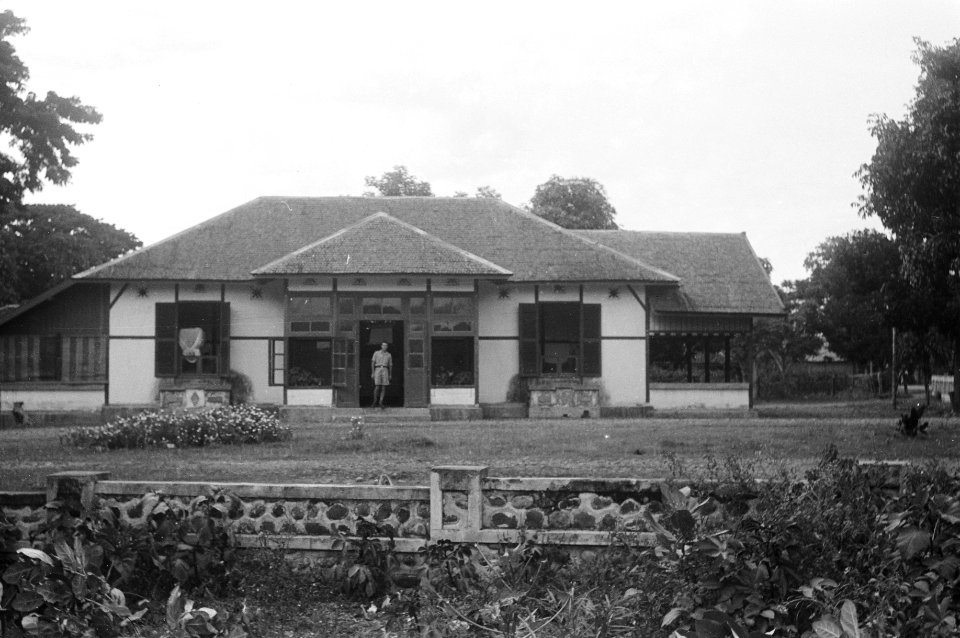 Gebouw. In de deuropening staat een Nederlandse man, Bestanddeelnr 1538-4-2