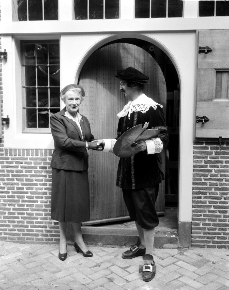 Geboortehuis van Rembrandt te Leiden, mevrouw Van Kinschot-Dorhout Mees, Bestanddeelnr 915-1572