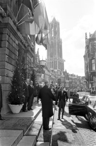 Geboorte-aangifte prins Alexander op stadhuis te Utrech aankomst prins Claus sta, Bestanddeelnr 920-2965