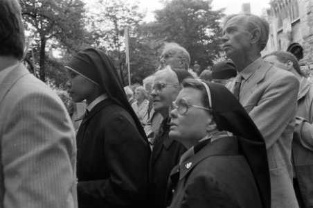 Gebedsdienst Paus J. P. II op groot projectiescherm voo Onze Lieve Vrouwebasilie, Bestanddeelnr 934-0051