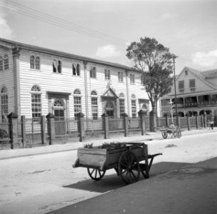 Gebouw aan de Steenbakkerijstraat in Paramaribo Boven de middelste deur het jaa, Bestanddeelnr 252-6074