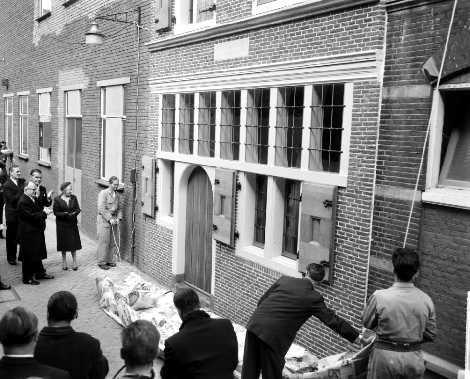 Geboortehuis van Rembrandt herbouwd aan de Weddesteeg te Leiden, de gevel wordt , Bestanddeelnr 915-1577