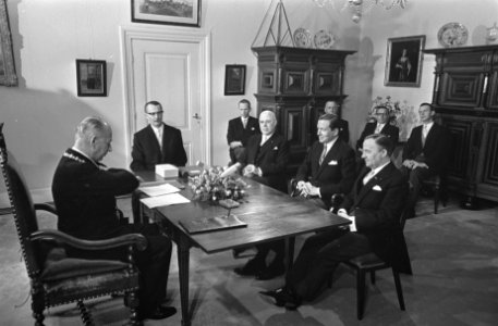 Geboorte-aangifte prins Alexander op stadhuis te Utrecht, dr. Beel, prins Claus,, Bestanddeelnr 920-2961