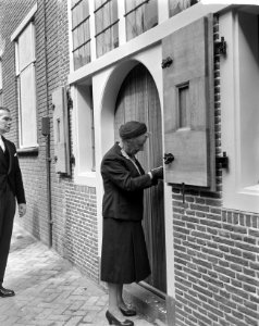 Geboortehuis van Rembrandt herbouwd aan de Weddesteeg te Leiden, mevrouw Van Kin, Bestanddeelnr 915-1573
