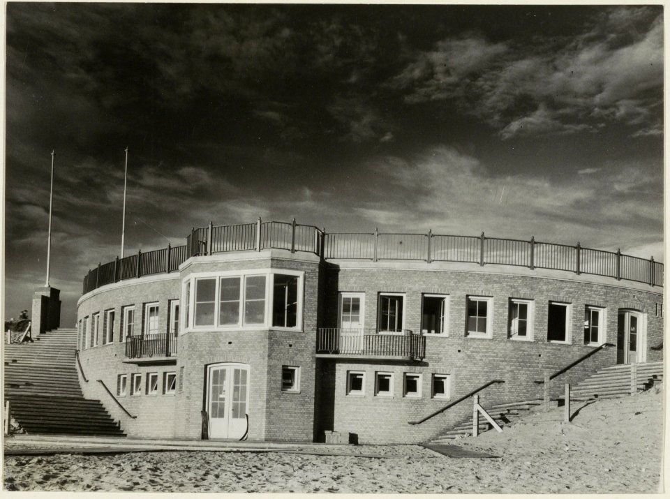 Gebouw de Rotonde aan het strand kort voor de in gebruikname in juni 1951. Het gebouw bevatte een politiepost, E.H.B.O. lokaal, kinderbewaarplaats, toiletten en wasgelegenheid. NL-HlmNHA 54004539
