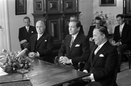 Geboorte-aangifte prins Alexander op stadhuis te Utrecht, dr. Beel, prins Claus,, Bestanddeelnr 920-2959