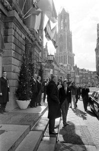 Geboorte-aangifte prins Alexander op stadhuis te Utrech aankomst prins Claus sta, Bestanddeelnr 920-2966