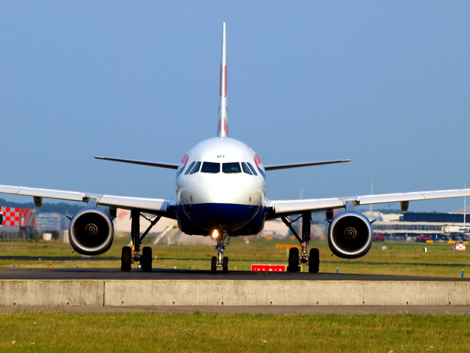 G-DBCF British Airways Airbus A319-131 - cn 2466, taxiing 22july2013 pic-001