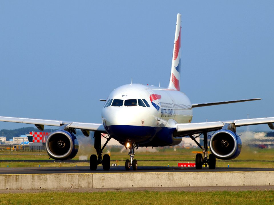 G-DBCF British Airways Airbus A319-131 - cn 2466, taxiing 22july2013 pic-002