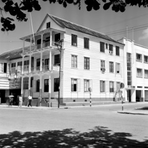 Gebouw aan de Waterkant in Paramaribo, Bestanddeelnr 252-2171