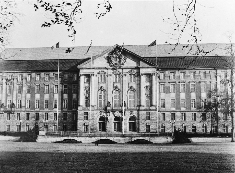 Gebouw van het vm. Kammergericht in Berlijn-Schoneberg. Zetel van de geallieerde, Bestanddeelnr 906-1484
