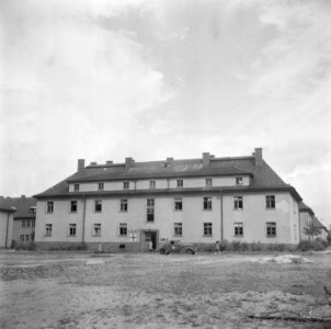 Gebouw met opschrift M.B. 57 en Rode-Kruis teken, Bestanddeelnr 900-5119