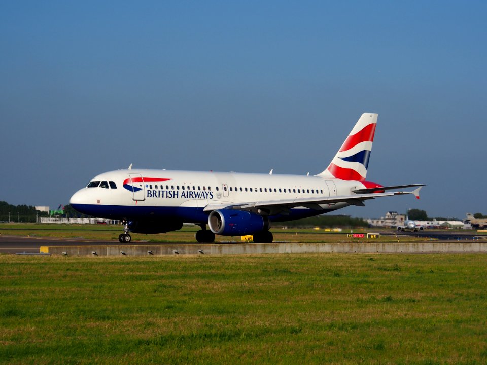 G-DBCF British Airways Airbus A319-131 - cn 2466 taxiing 15july2013 pic-003