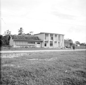 Gebouw in Suriname, misschien een landbouwinstituut, Bestanddeelnr 252-2266