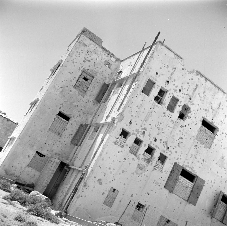 Gebouw van kibboets Ramat Rachel dat sporen draagt van beschietingen, Bestanddeelnr 255-0736