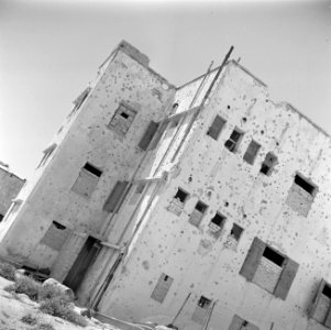 Gebouw van kibboets Ramat Rachel dat sporen draagt van beschietingen, Bestanddeelnr 255-0736