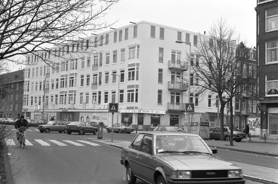 Gebouw op een hoek van het plein, Bestanddeelnr 934-3806